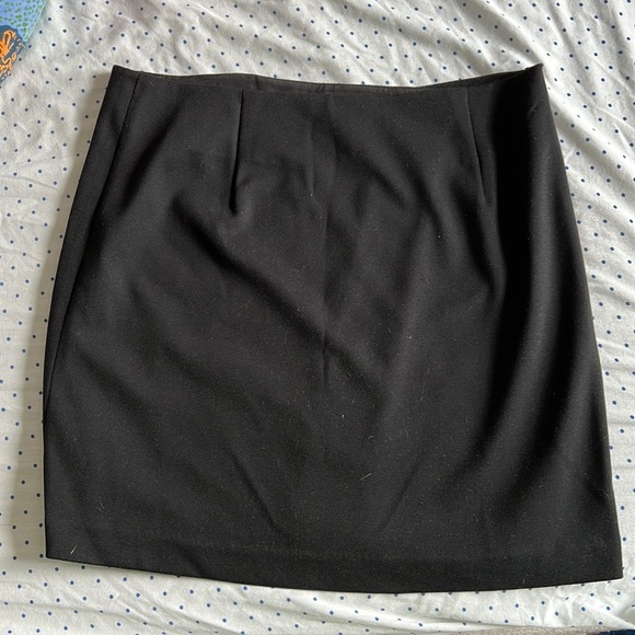 Black vegan leather mini skirt - Picture 3 of 7